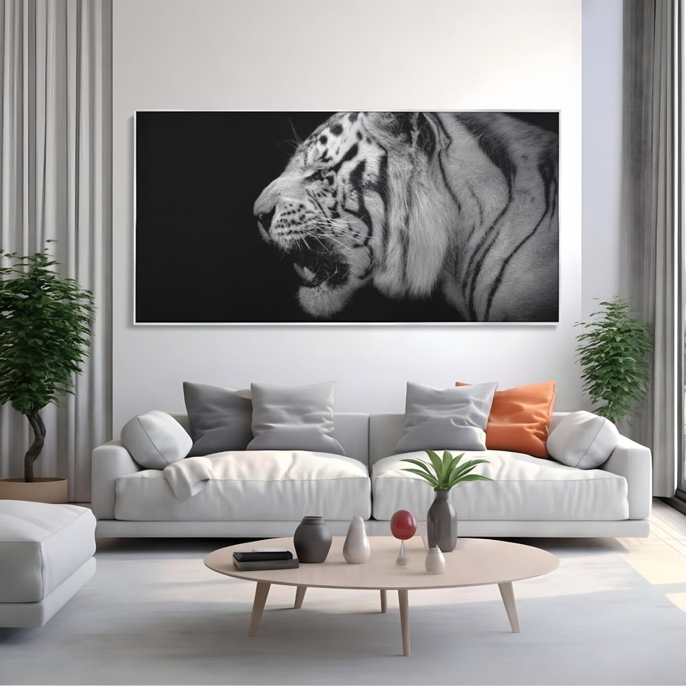 Tablou canvas cu tablou canvas cu tigru alb-negru, in rama de aluminiu argintiu, pe perete intr-un living
